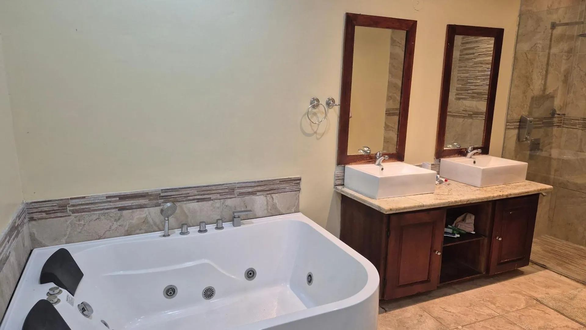 Maranatha Villa Discovery Bay Penzion